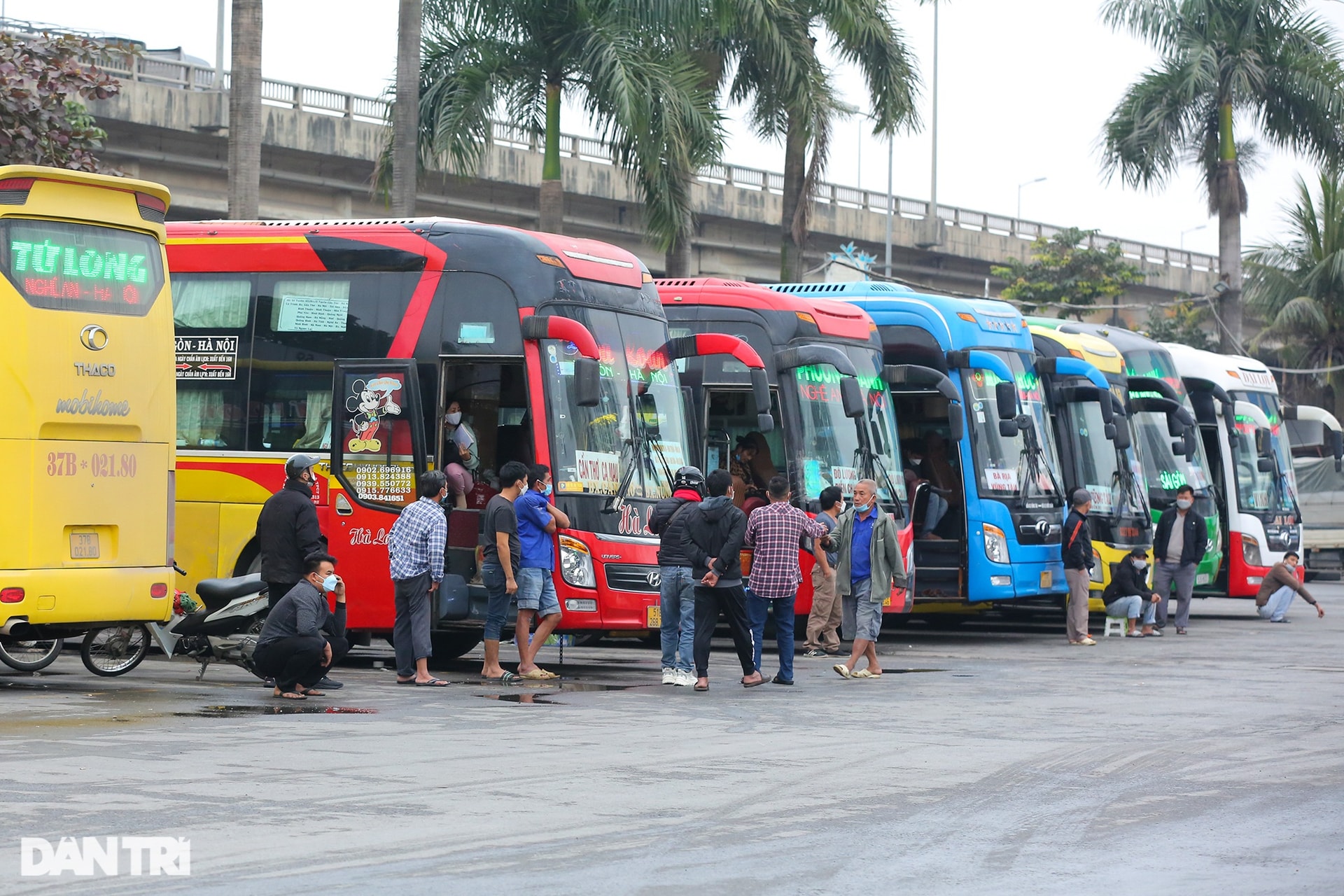 Bến xe vắng khách, cửa ngõ Thủ đô thông thoáng chiều ngày cuối năm 2021 - 10