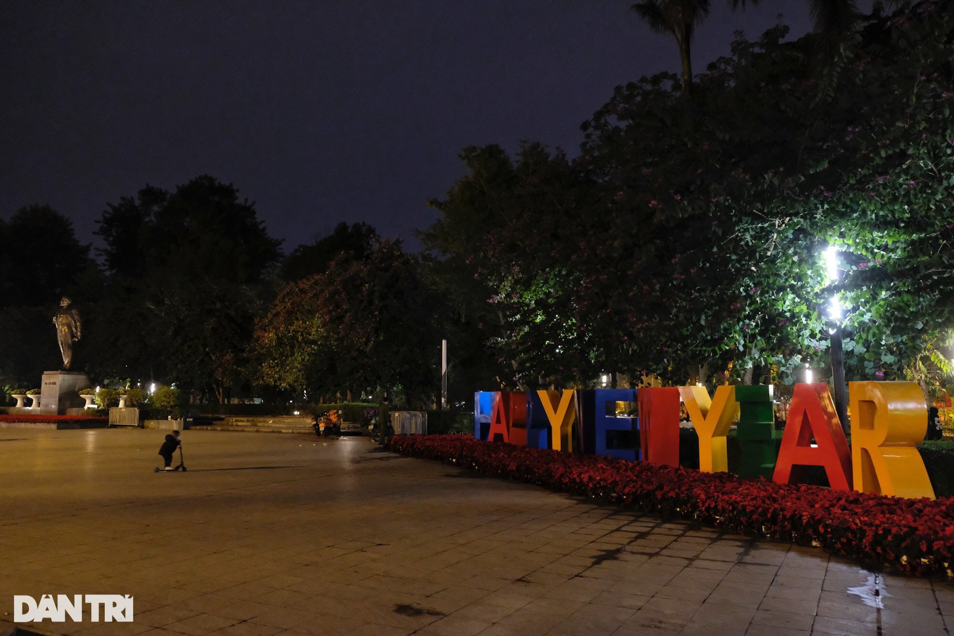 Đường phố Hà Nội vắng vẻ khác lạ đêm giao thừa đón chào năm mới 2022 - 5