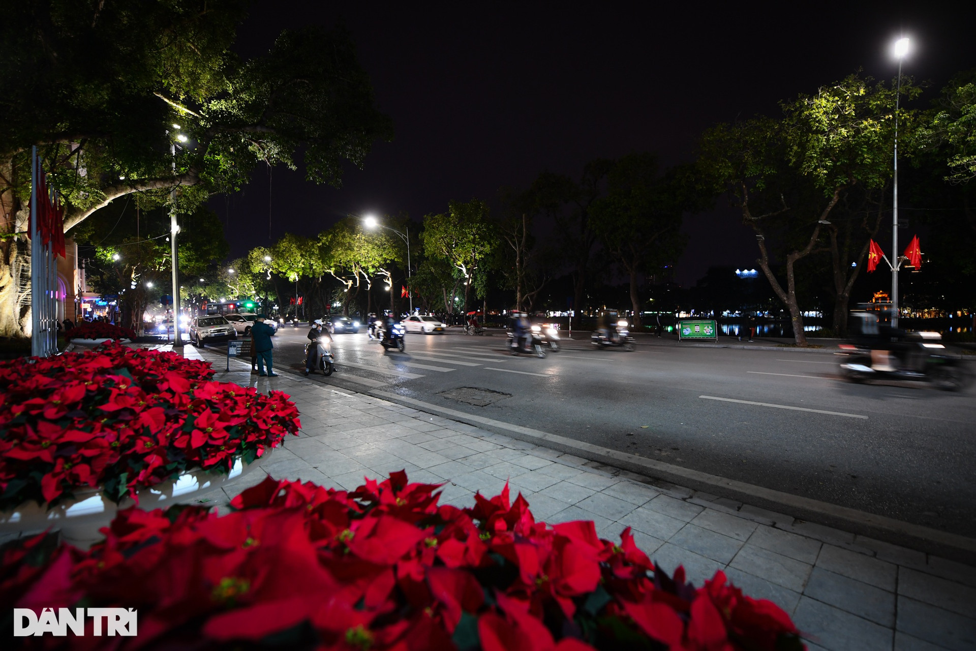 Đường phố Hà Nội vắng vẻ khác lạ đêm giao thừa đón chào năm mới 2022 - 10