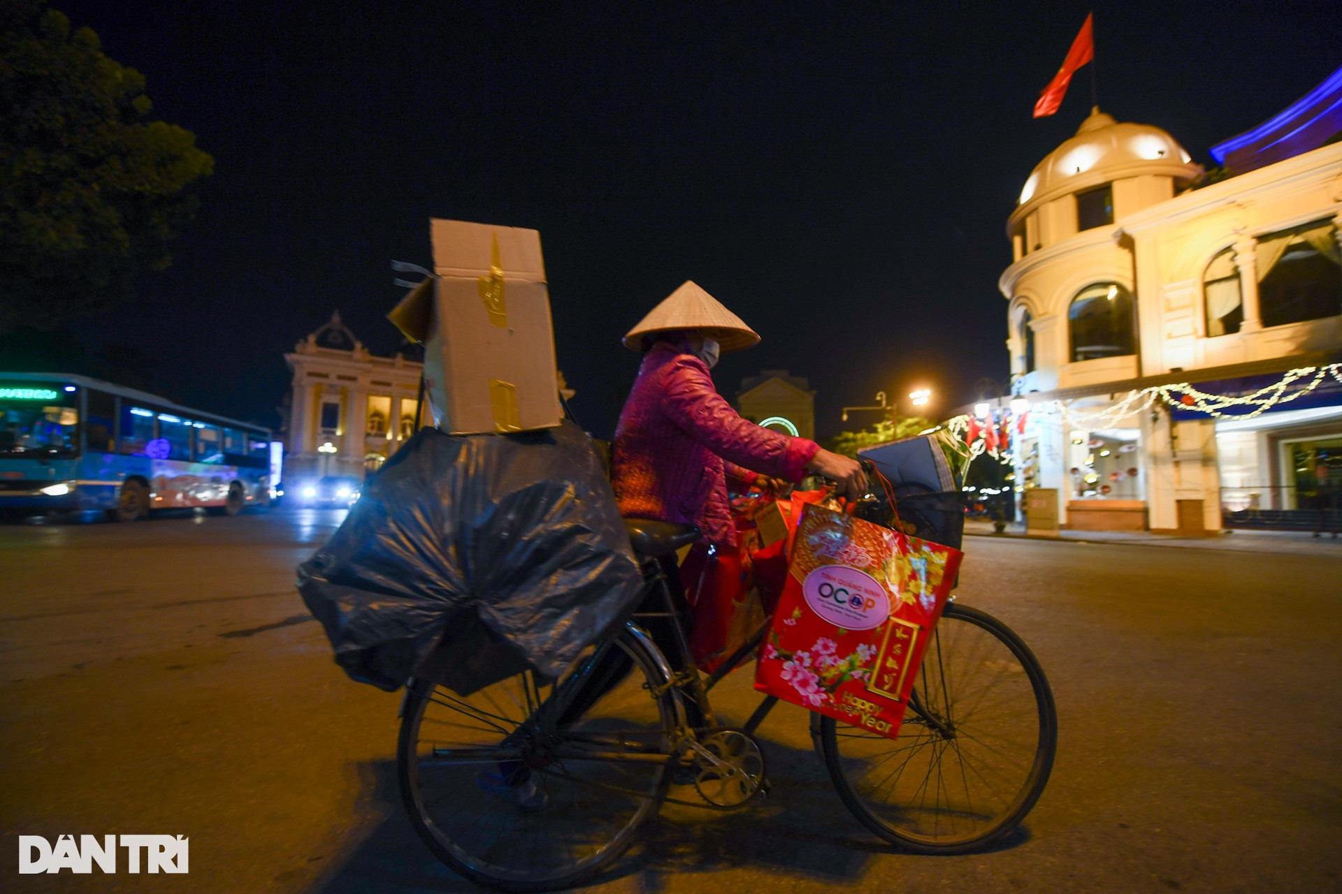 Đường phố Hà Nội vắng vẻ khác lạ đêm giao thừa đón chào năm mới 2022 - 15