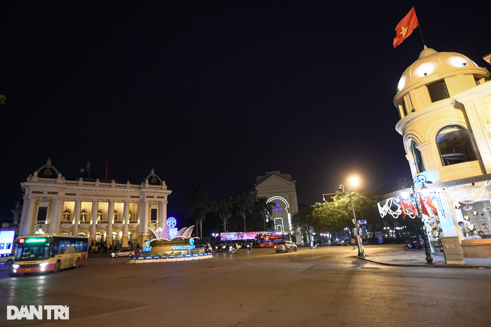 Đường phố Hà Nội vắng vẻ khác lạ đêm giao thừa đón chào năm mới 2022 - 3