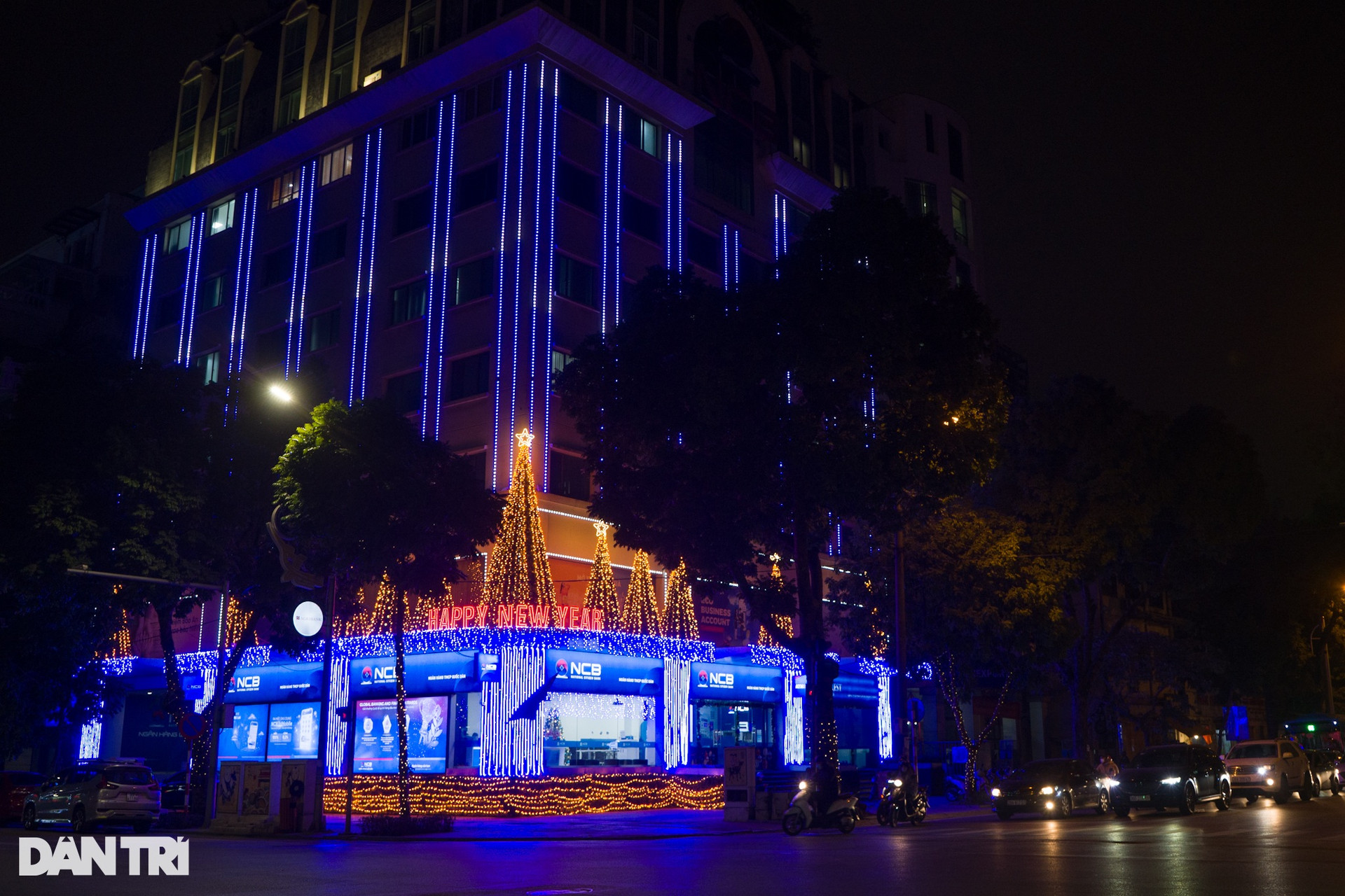 Đường phố Hà Nội vắng vẻ khác lạ đêm giao thừa đón chào năm mới 2022 - 4