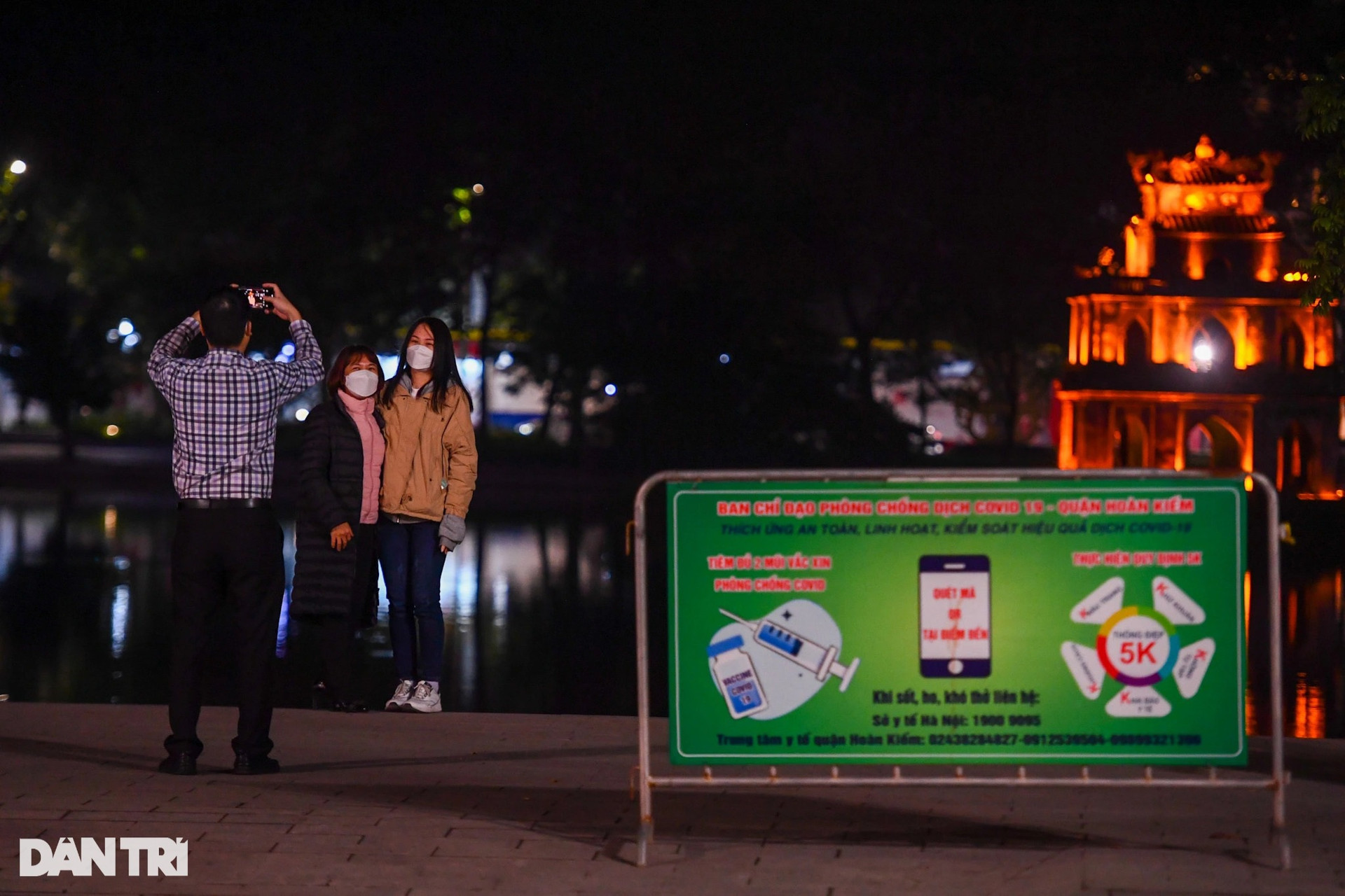 Đường phố Hà Nội vắng vẻ khác lạ đêm giao thừa đón chào năm mới 2022 - 13