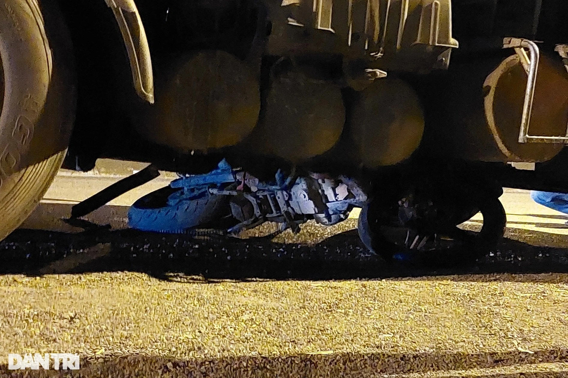 Ô tô đầu kéo tông hàng loạt xe máy, một người chết, 18 người bị thương - 3