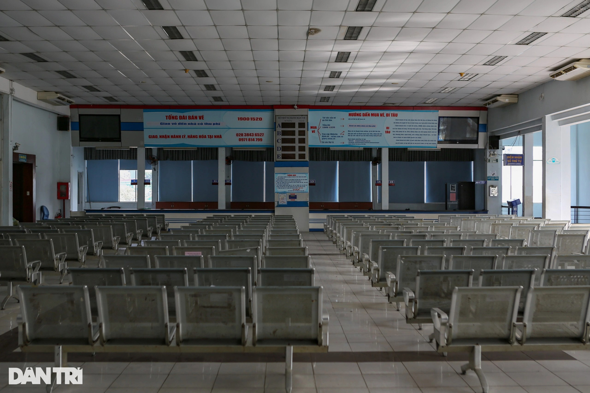 Sân bay Tân Sơn Nhất nhộn nhịp, bến tàu xe ở TPHCM vắng vẻ chiều cuối năm - 13