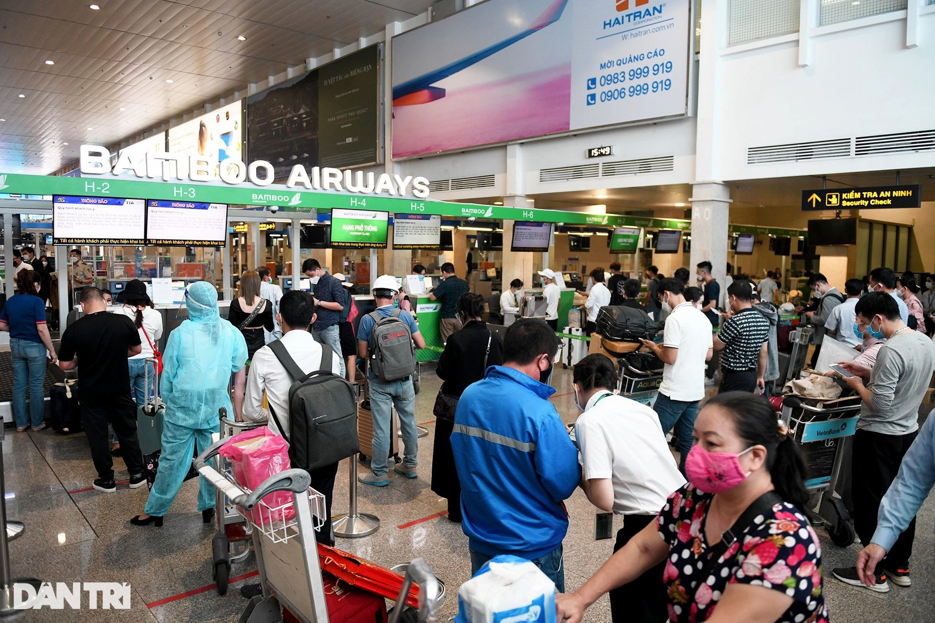 Sân bay Tân Sơn Nhất nhộn nhịp, bến tàu xe ở TPHCM vắng vẻ chiều cuối năm - 14