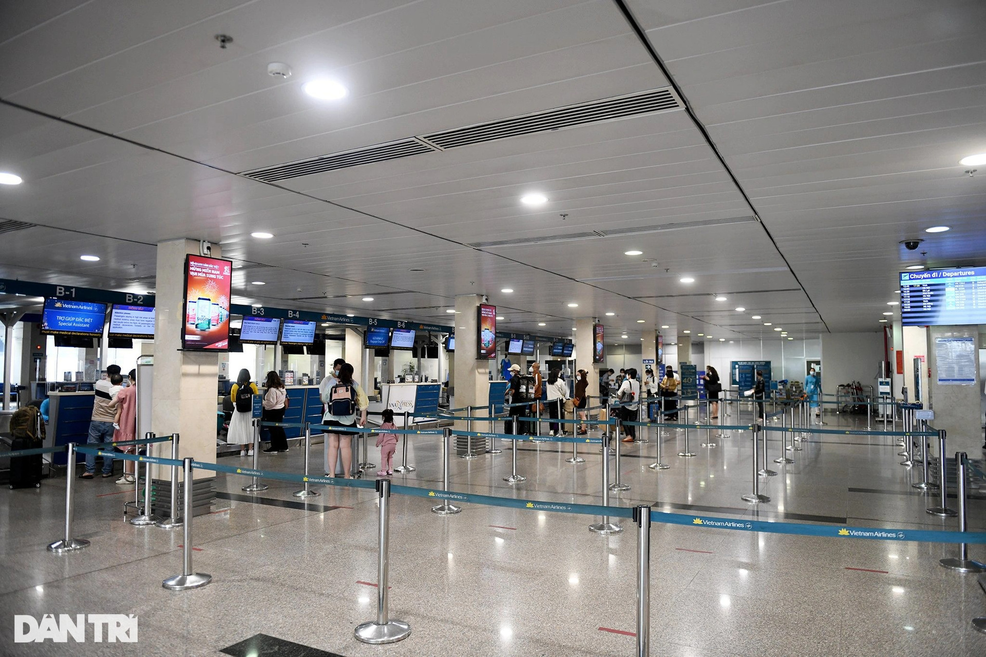 Sân bay Tân Sơn Nhất nhộn nhịp, bến tàu xe ở TPHCM vắng vẻ chiều cuối năm - 18