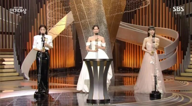 SBS Drama Awards 2021: Ác nữ Kim So Yeon khóc tơi bời khi nhận giải-1