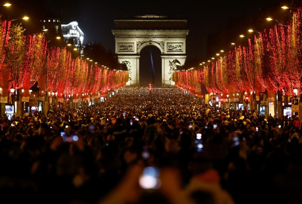 (01.01) Khung cảnh náo nhiệt tại Đại lộ Champs-Élysées của Pháp trước thềm năm mới 2022. (Nguồn: Reuters)