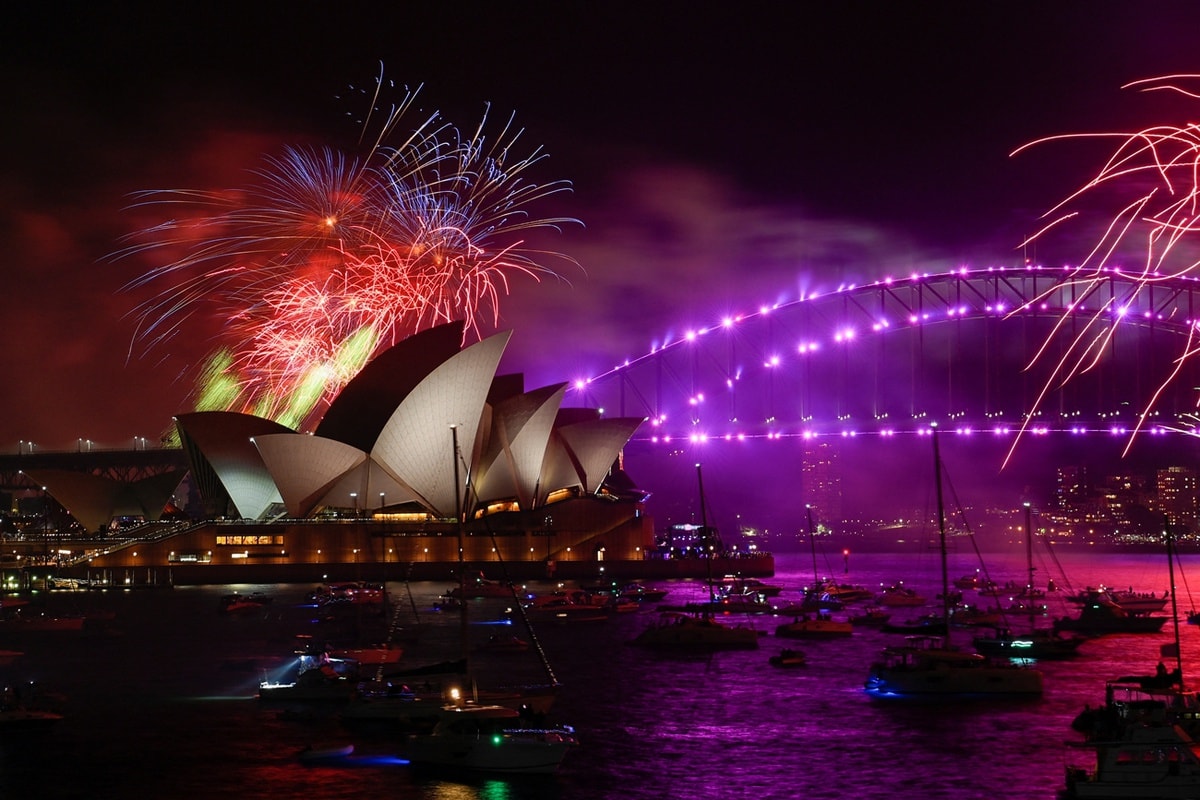 Australia bắn pháo hoa đón năm 2022 bất chấp dịch bệnh - 1
