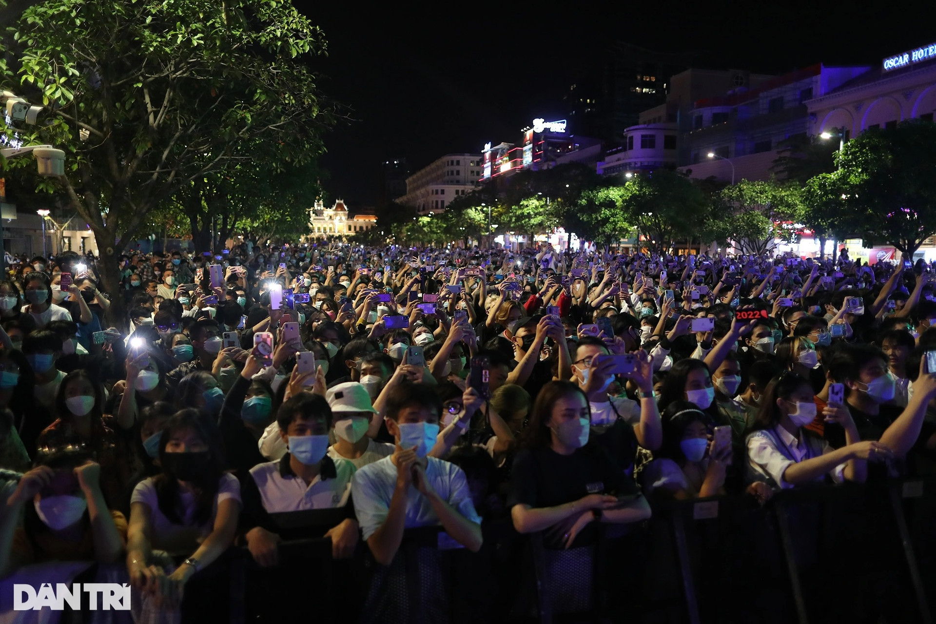 Biển người đón countdown ở TPHCM, Hà Nội ảm đảm thời khắc qua năm mới - 2