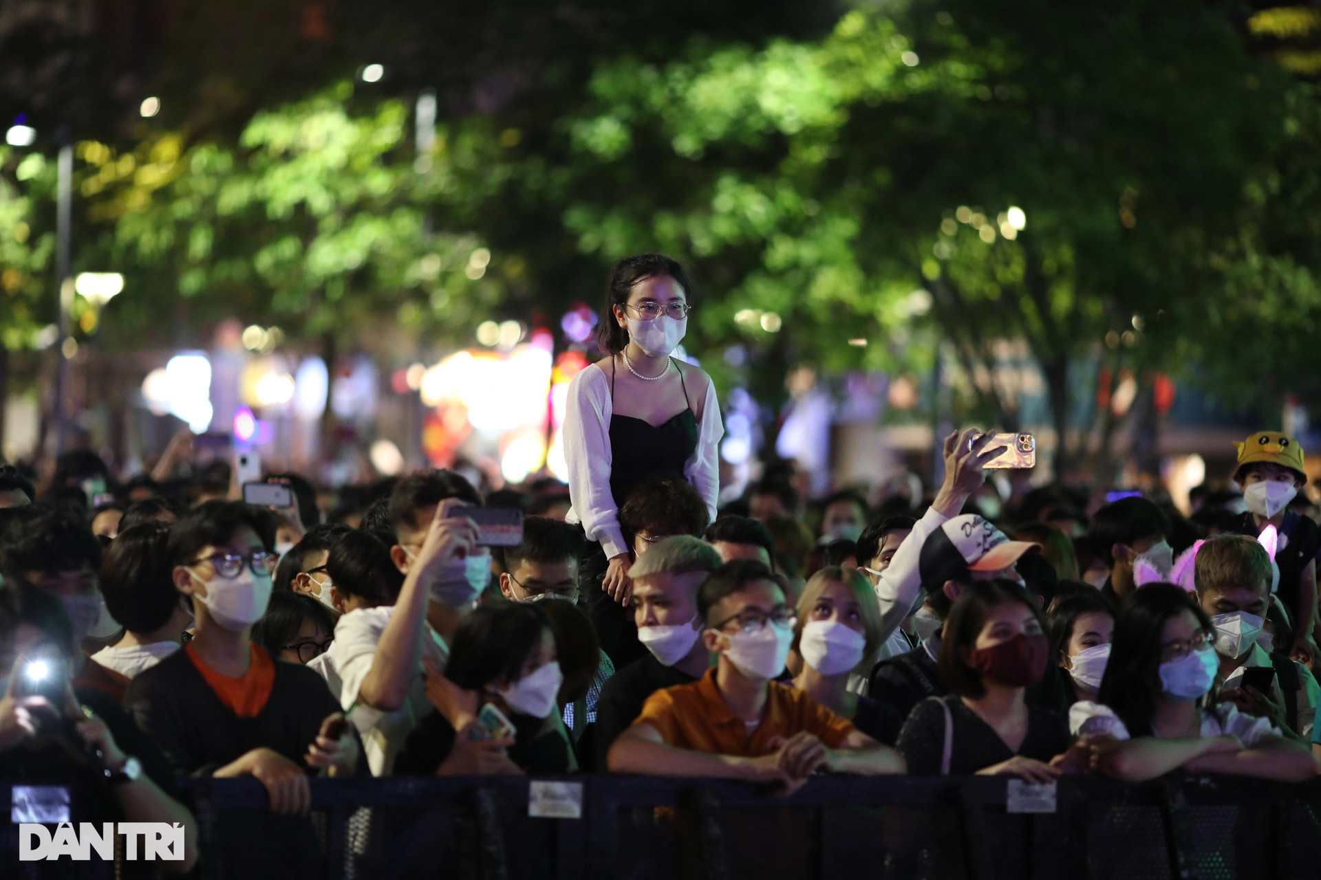 Biển người đón countdown ở TPHCM, Hà Nội ảm đảm thời khắc qua năm mới - 5