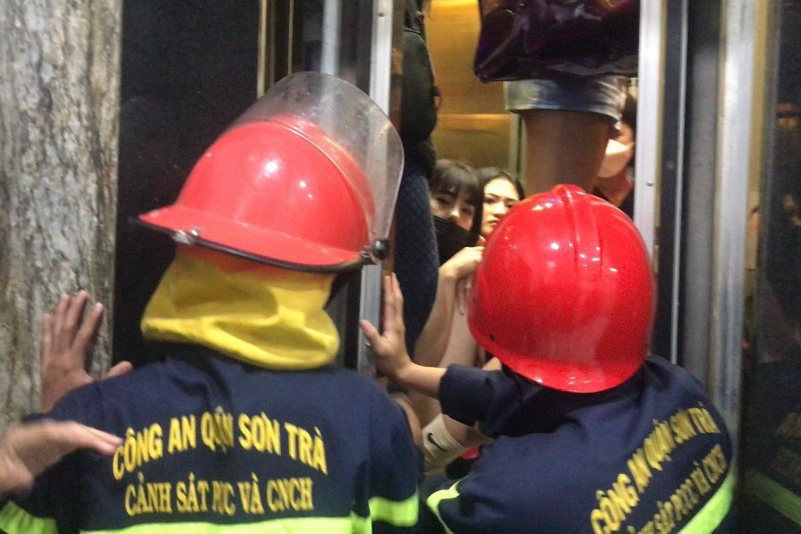 Giải cứu 8 người bị mắc kẹt trong thang máy rạng sáng ngày đầu năm - 1