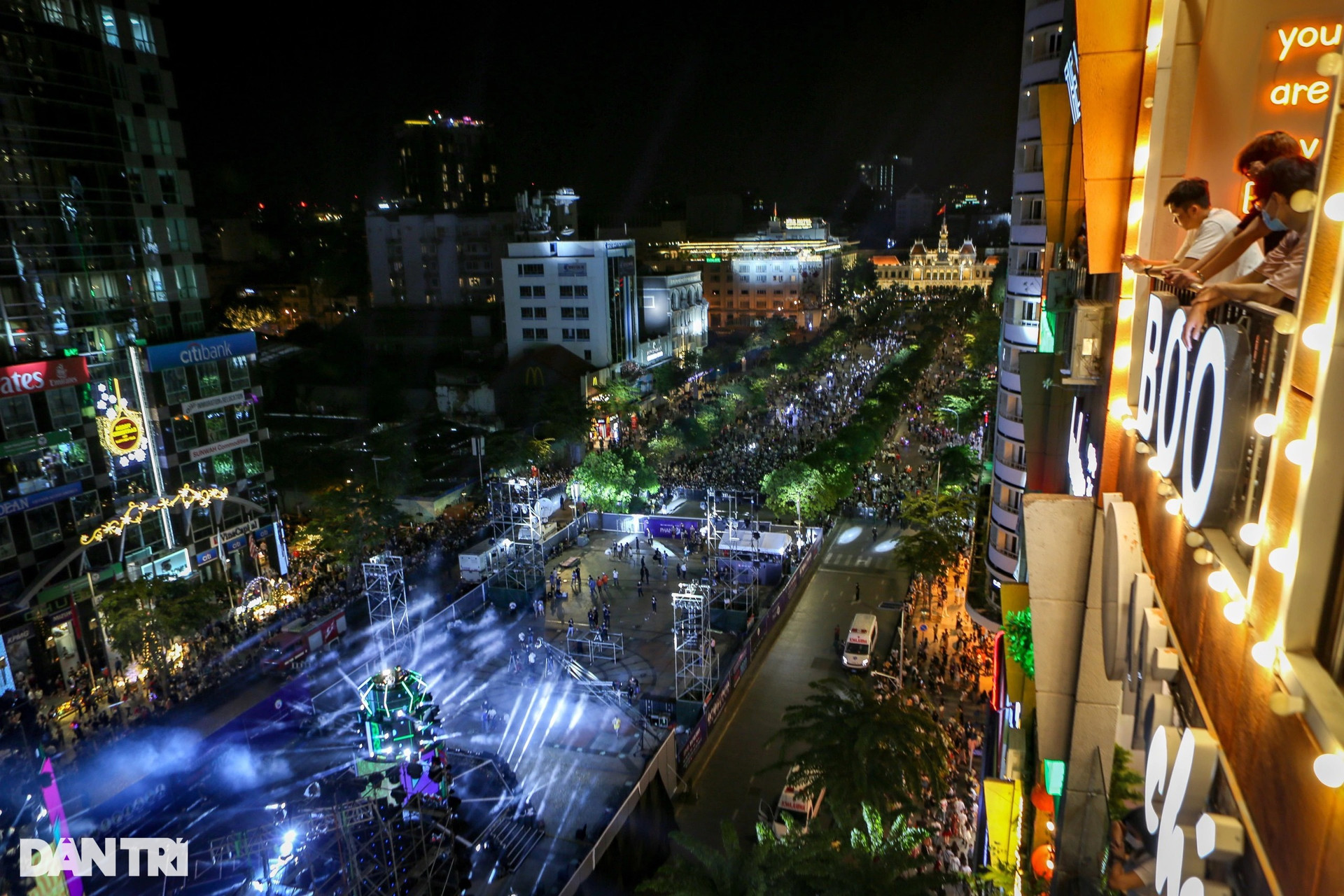 Biển người đón countdown ở TPHCM, Hà Nội ảm đảm thời khắc qua năm mới - 7