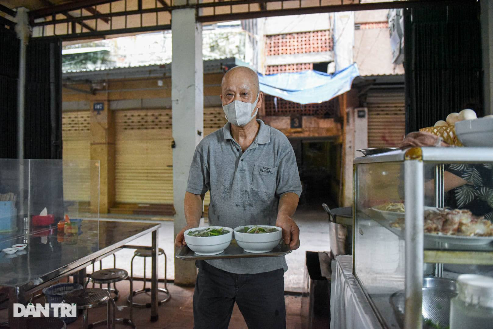 Hà Nội: Dịch hạ nhiệt, Đống Đa cho phép hàng quán ăn uống phục vụ tại chỗ - 1