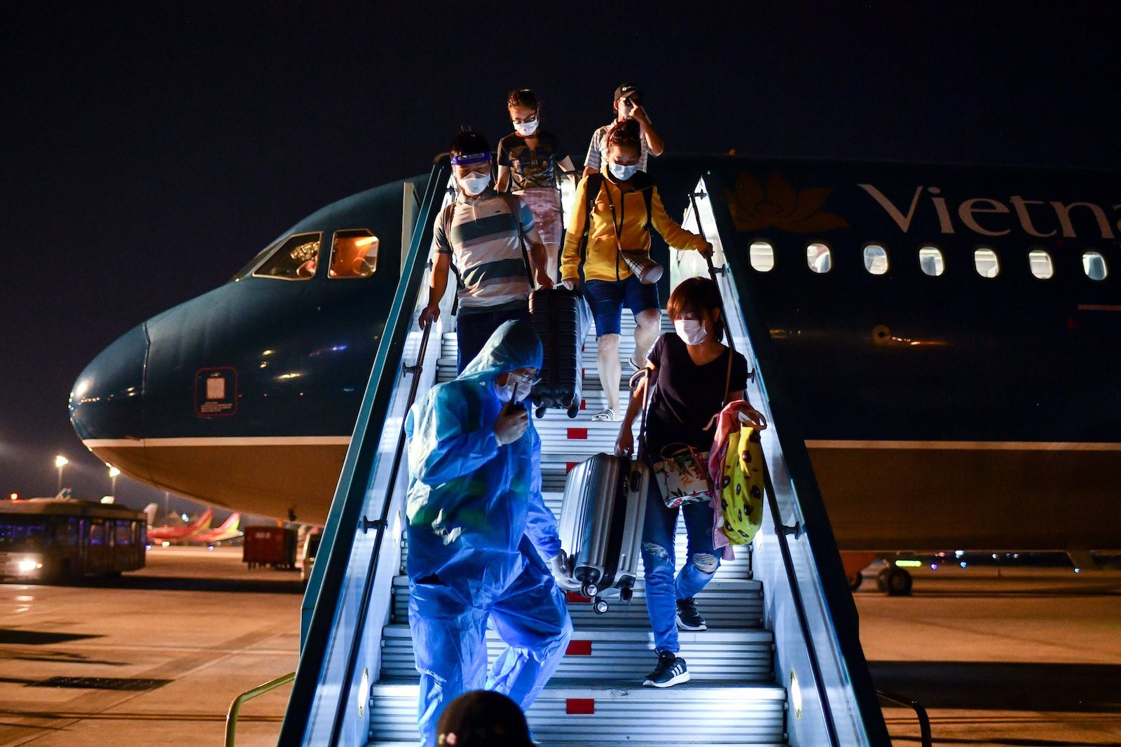 Chuyến bay quốc tế thường lệ đầu tiên đến Việt Nam vừa hạ cánh - 1