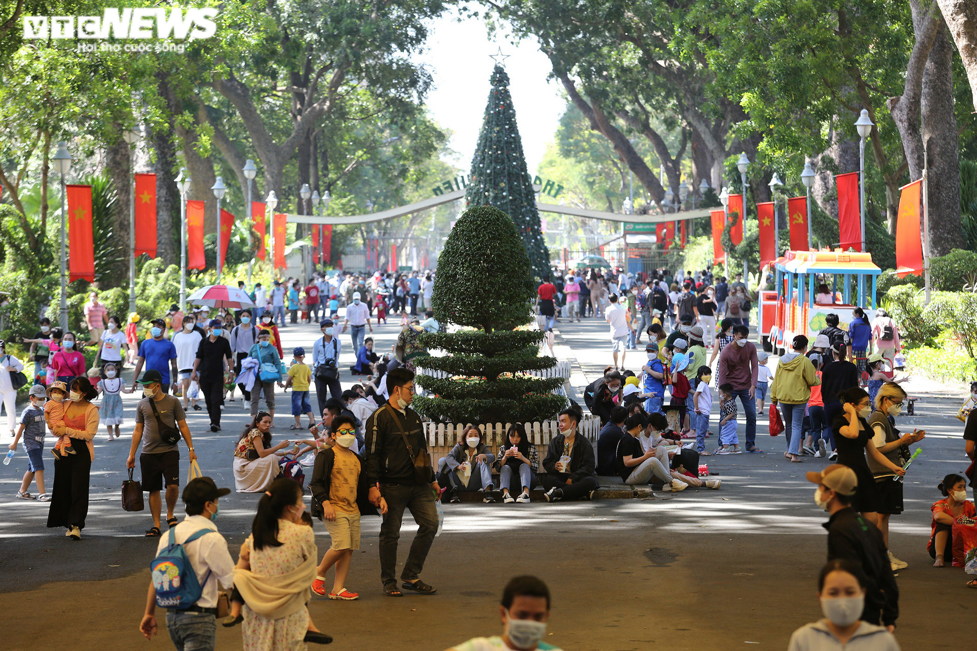 Ảnh: 'Biển người' chen chúc trong Thảo Cầm Viên ngày đầu năm 2022 - 1