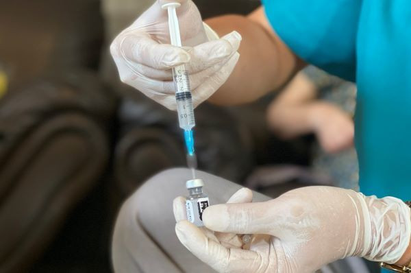 Test nhanh trước khi tiêm vắc xin Covid-19 gây lãng phí