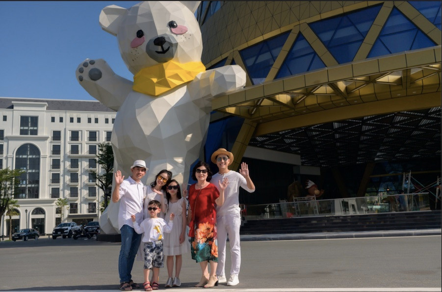 MC Nguyên Khang đưa gia đình đi Phú Quốc đón năm mới