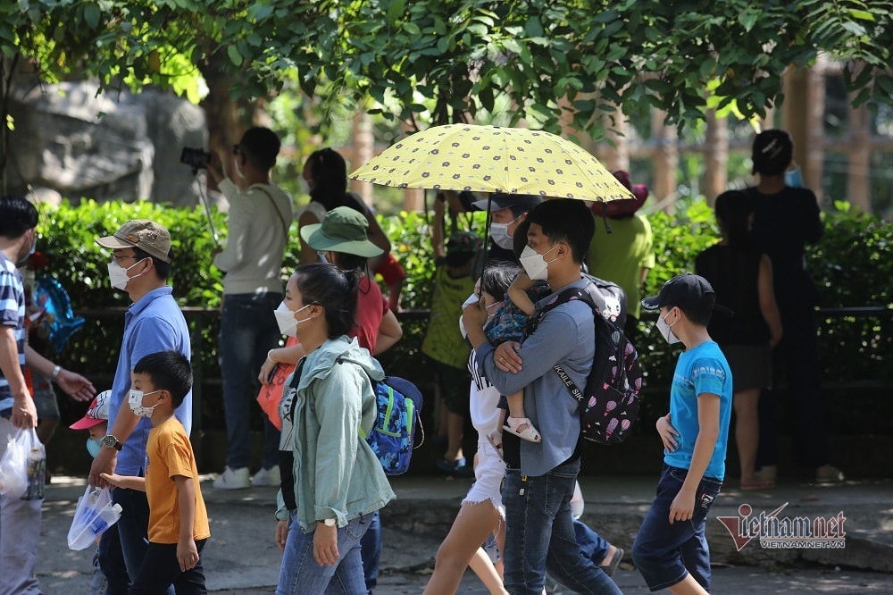 Nghìn người đổ dồn tới Thảo Cầm Viên Sài Gòn trong ngày đầu năm