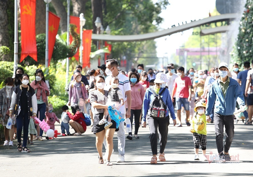 Nghìn người đổ dồn tới Thảo Cầm Viên Sài Gòn trong ngày đầu năm
