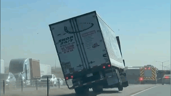 Gió lớn hất đổ xe tải trên cao tốc ở Mỹ
