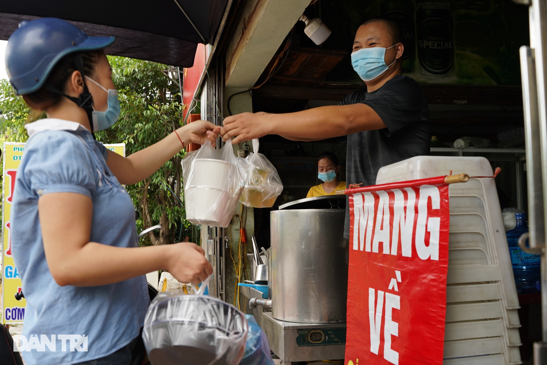 Hà Nội: Thêm 3 quận, huyện vùng cam dừng bán hàng ăn uống tại chỗ - 1