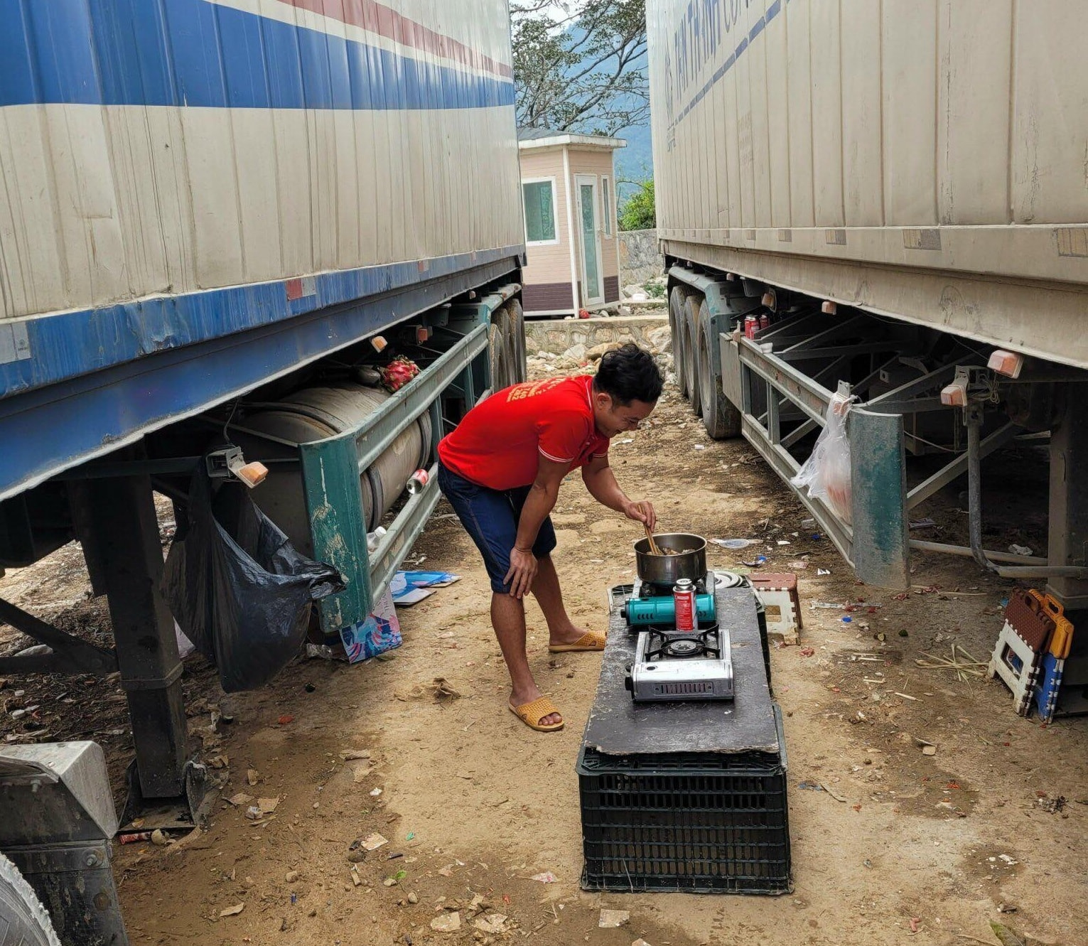 Hàng nghìn tài xế mắc kẹt ở cửa khẩu Lạng Sơn: Mong sớm được về để đón Tết - 1