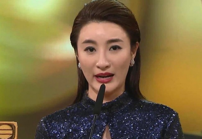 Sao nữ Hong Kong diện váy khoe vòng một trong lễ trao giải TVB