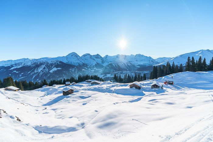 Du khách Việt 'lạc' vào ngôi làng băng tuyết đẹp 'rụng tim' ở Thụy Sĩ - 17