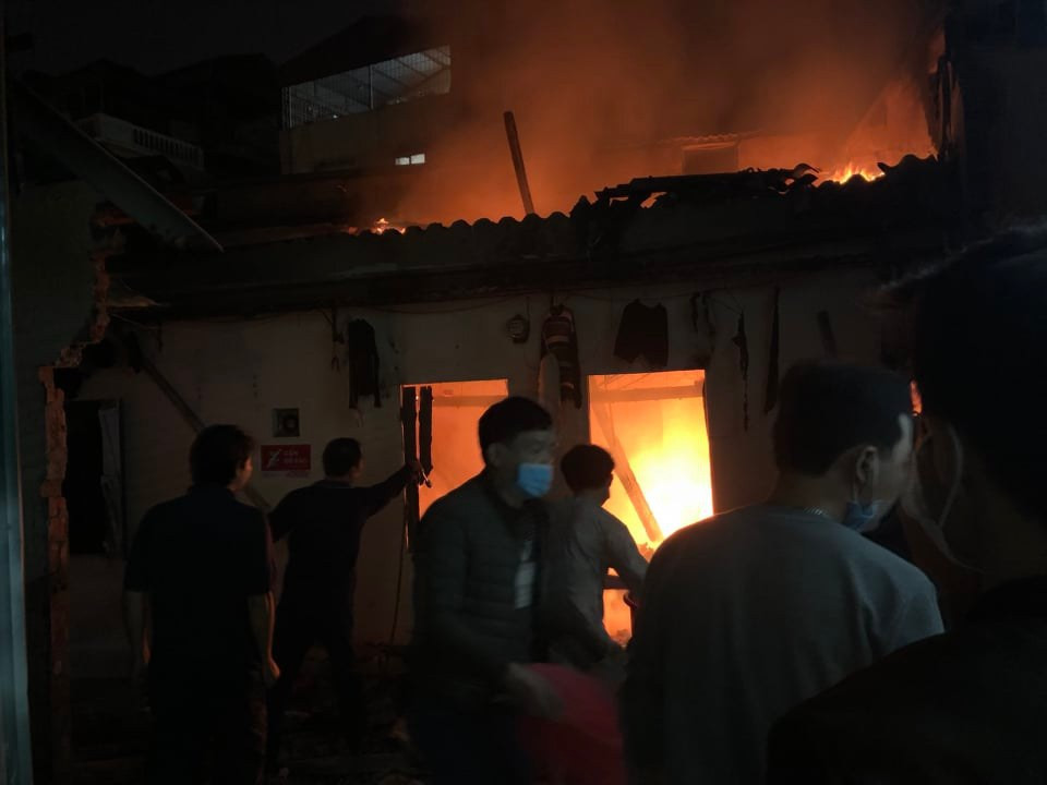 Cháy nổ lớn trong đêm tại Hà Nội, nghi một đôi vợ chồng không kịp thoát - 1