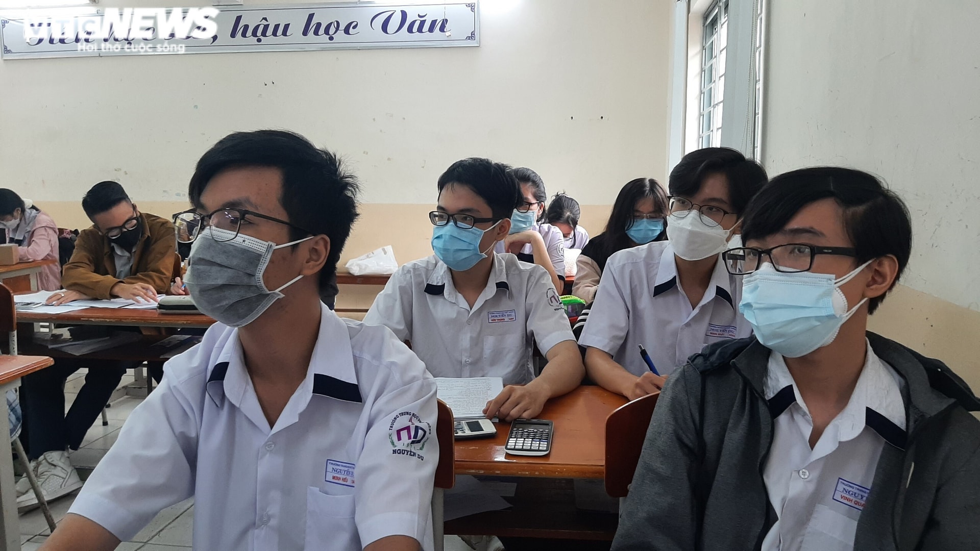 TP.HCM: Ngày đầu học sinh lớp 7, 8, 10 và 11 đến trường sau hơn nửa năm ở nhà - 9