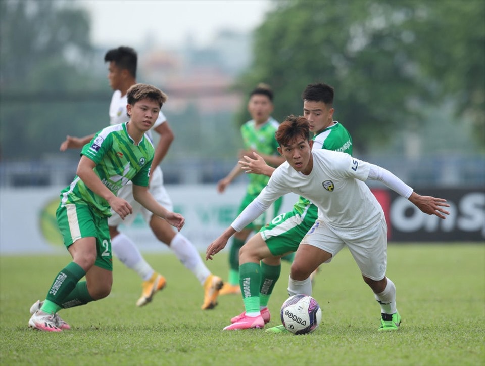 An Giang (áo trắng) gặp nhiều khó khăn về mặt kinh phí. Ảnh: VPF