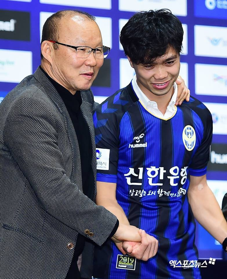 Huấn luyện viên Park Hang-seo trong ngày Công Phượng ra mắt Incheon năm 2019. Ảnh: Incheon