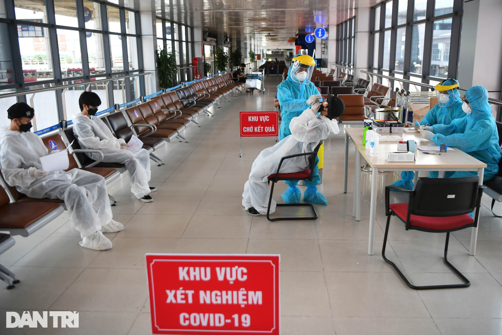 Hơn 1.700 người đã nhập cảnh Việt Nam, quy định test nhanh gây bất cập - 2