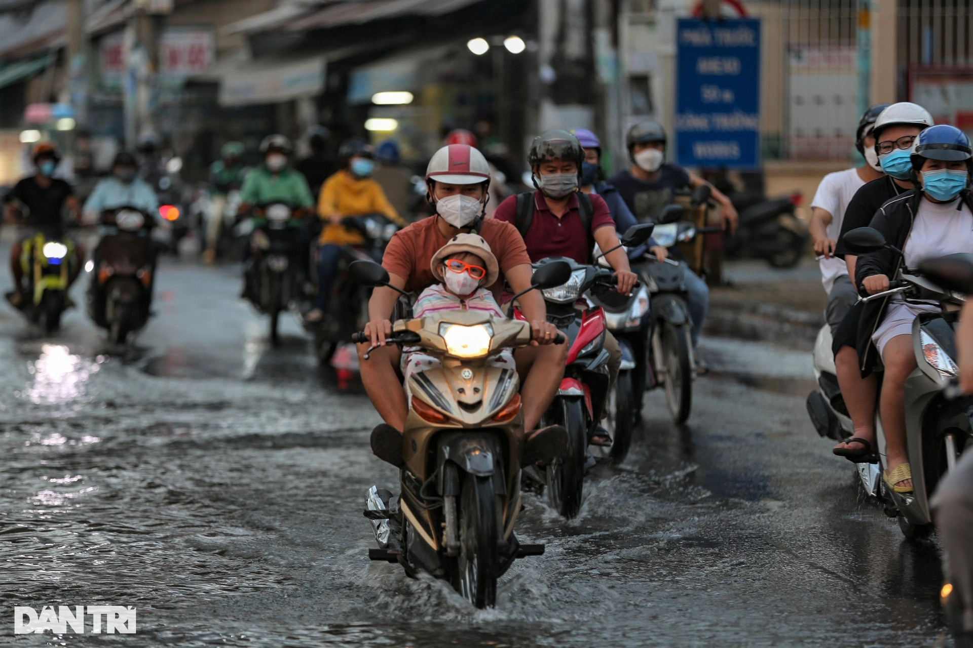 Triều cường dâng cao, đường ven sông Sài Gòn ngập liên tục - 1