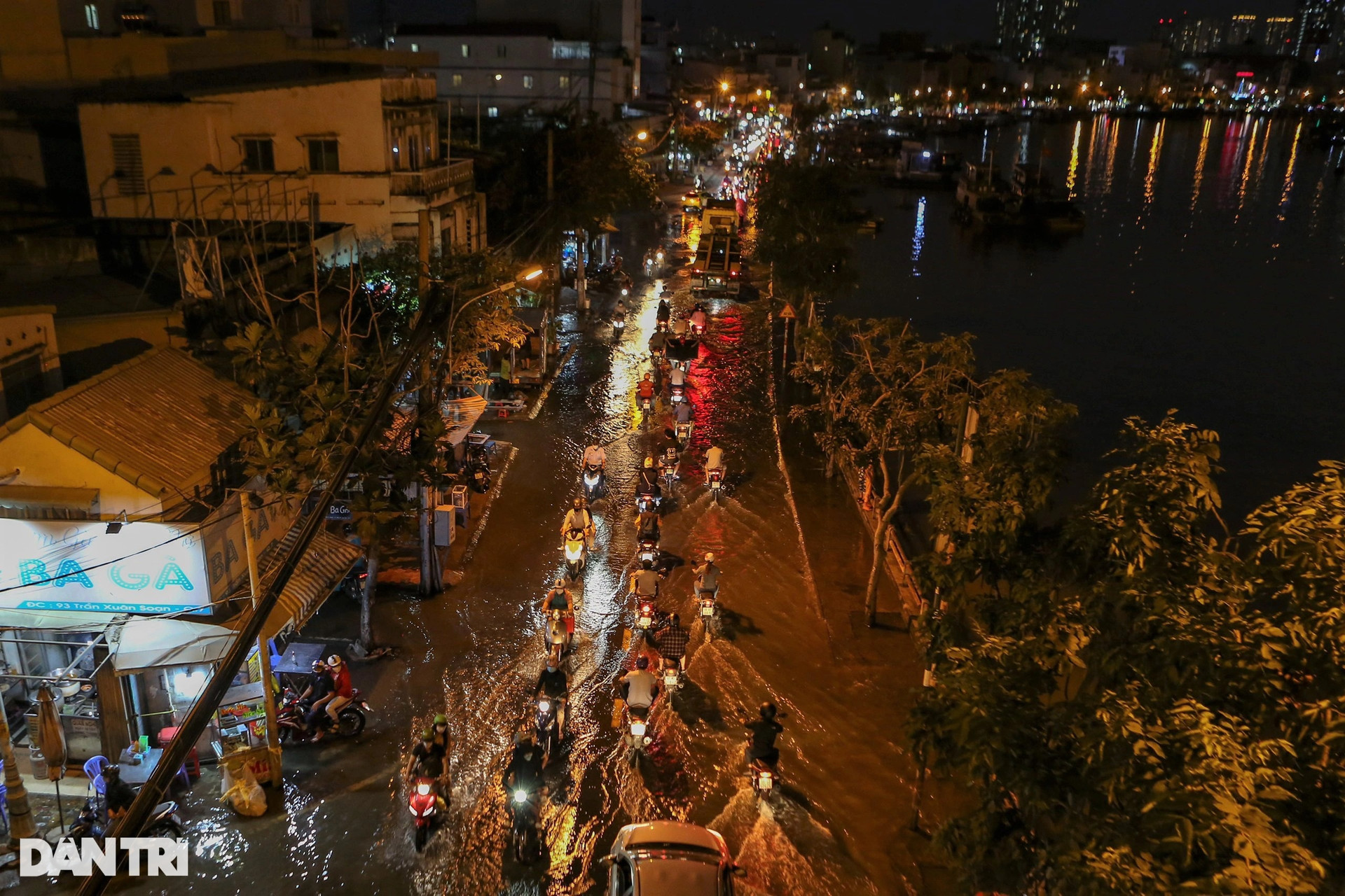Triều cường dâng cao, đường ven sông Sài Gòn ngập liên tục - 2