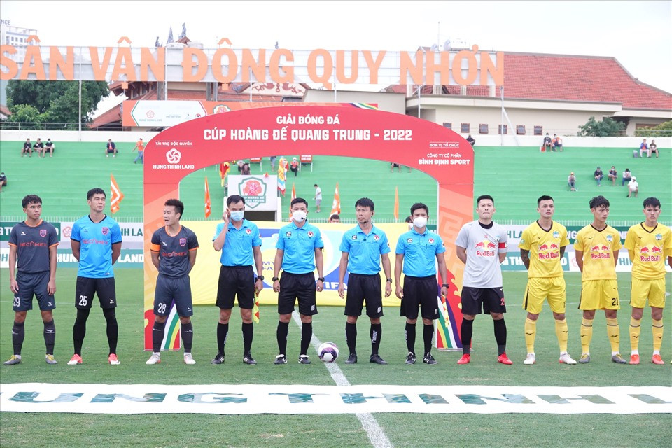 Hoàng Anh Gia Lai - Bình Dương tạo nên cặp đấu đầu tiên của Cúp Hoàng đế Quang Trung 2022. Đội bóng phố Núi không có sự phục vụ của 7 tuyển thủ đang khoác áo tuyển Việt Nam. Bình Dương cũng không có Tiến Linh thi đấu.