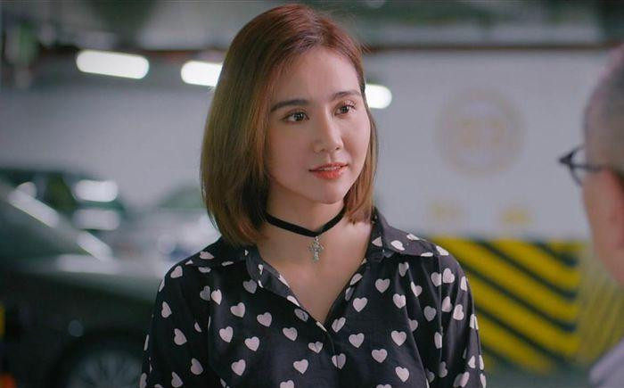 Huyền Lizzie - Phương Oanh đeo chocker: Người được khen, kẻ thảm họa-9