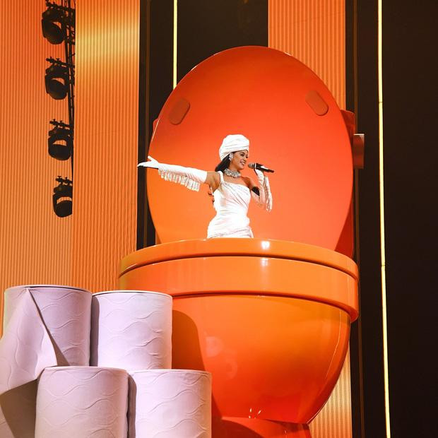 Katy Perry hóa thành cuộn giấy nhún nhảy bên bồn cầu khổng lồ!-1
