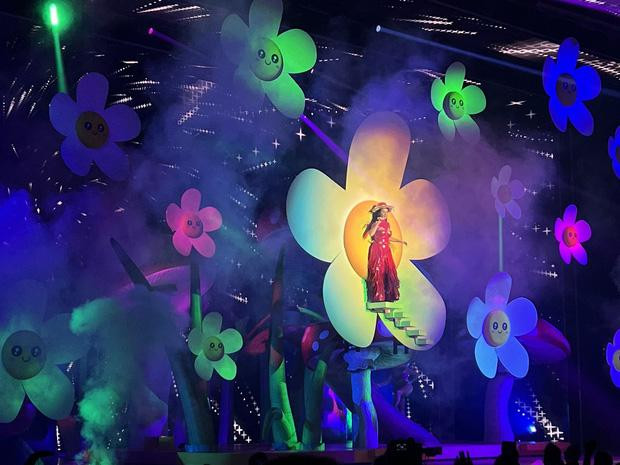 Katy Perry hóa thành cuộn giấy nhún nhảy bên bồn cầu khổng lồ!-6