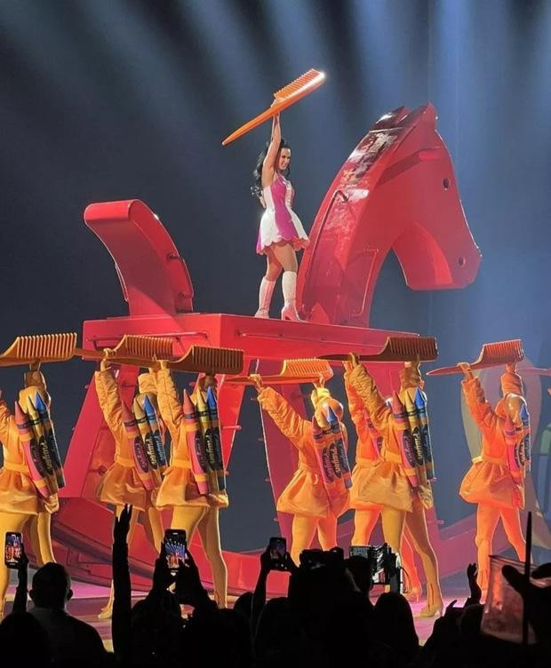 Katy Perry hóa thành cuộn giấy nhún nhảy bên bồn cầu khổng lồ!-4