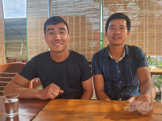 Hai thanh niên người Đông Triều (Duy - Hải) sở hữu trang trại gà mặt quỷ đầu tiên ở Quảng Ninh - Ảnh: Cường Vũ