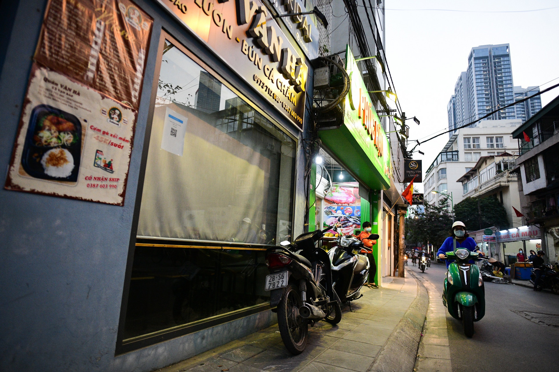 Hàng ăn, chuỗi cà phê ở Hà Nội đóng cửa, không bán mang về - 11