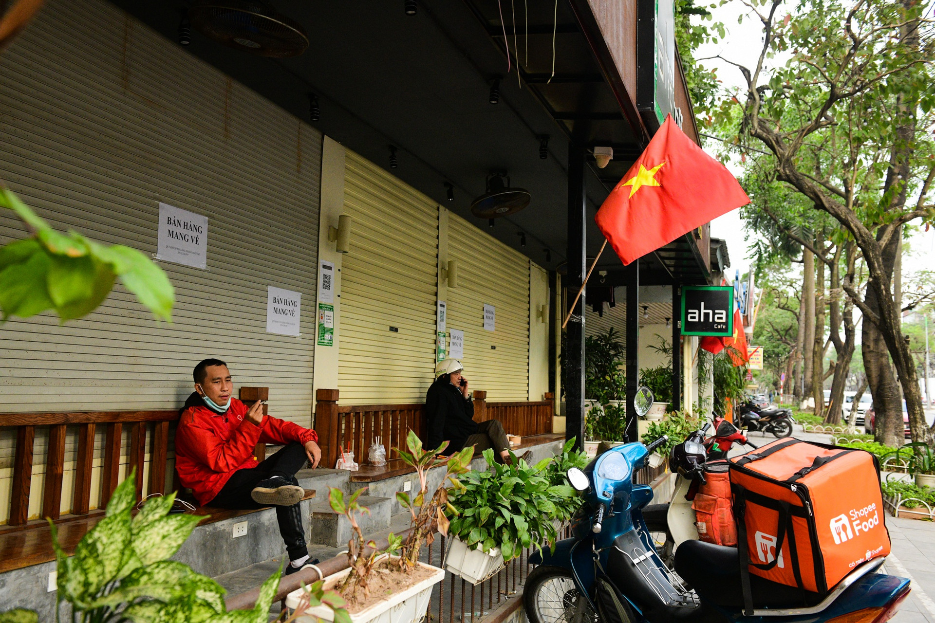 Hàng ăn, chuỗi cà phê ở Hà Nội đóng cửa, không bán mang về - 9