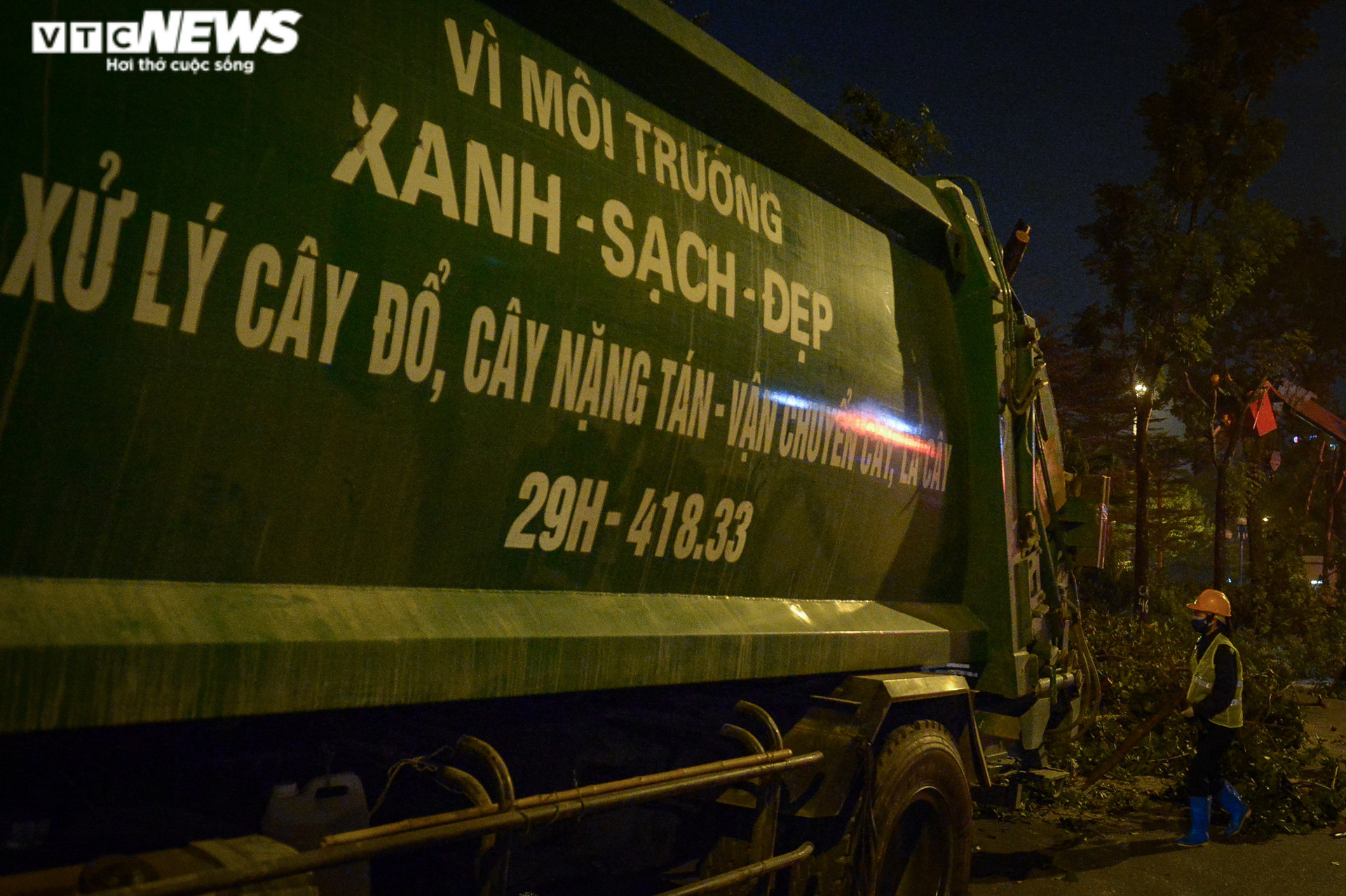 Trắng đêm di dời, chặt hạ 400 cây xanh, mở rộng đường Hoàng Quốc Việt ở Hà Nội - 5