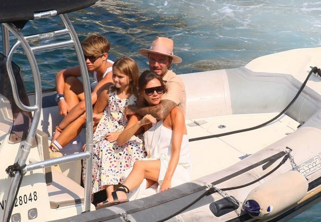Gia đình David Beckham vui chơi trên du thuyền 150 tỷ