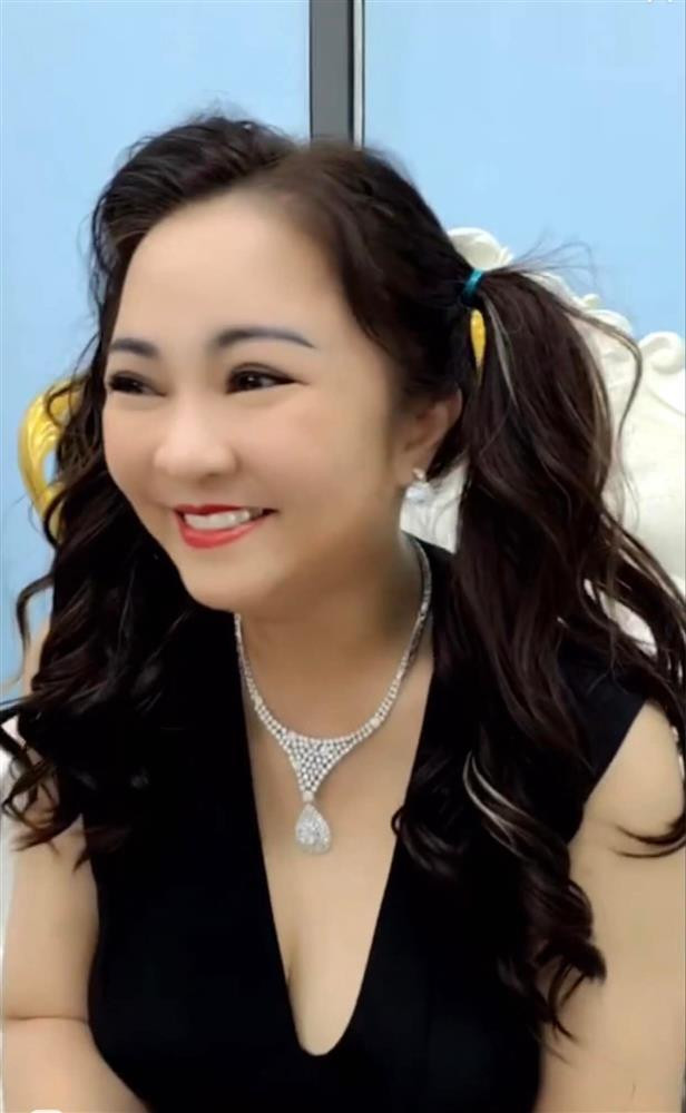 Bà Phương Hằng cưa sừng làm nghé trên livestream với tóc buộc 2 chùm-4