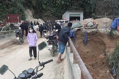 2 người tử vong do bị đất đá đổ trúng khi đang đổ bê tông kè nhà - 1 2 người tử vong do bị đất đá đổ trúng khi đang đổ bê tông kè nhà - 1