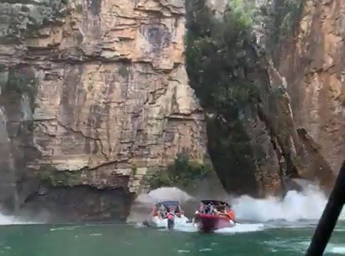 Khoảnh khắc vách đá lở đè trúng thuyền ở Brazil, 6 người chết - 1